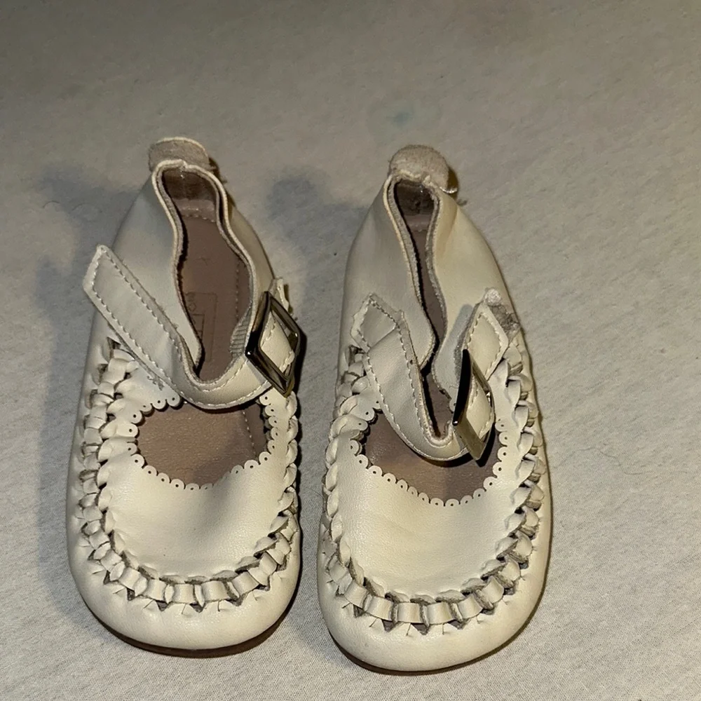 Cream Kids Size 7 Moccasin Shoes.